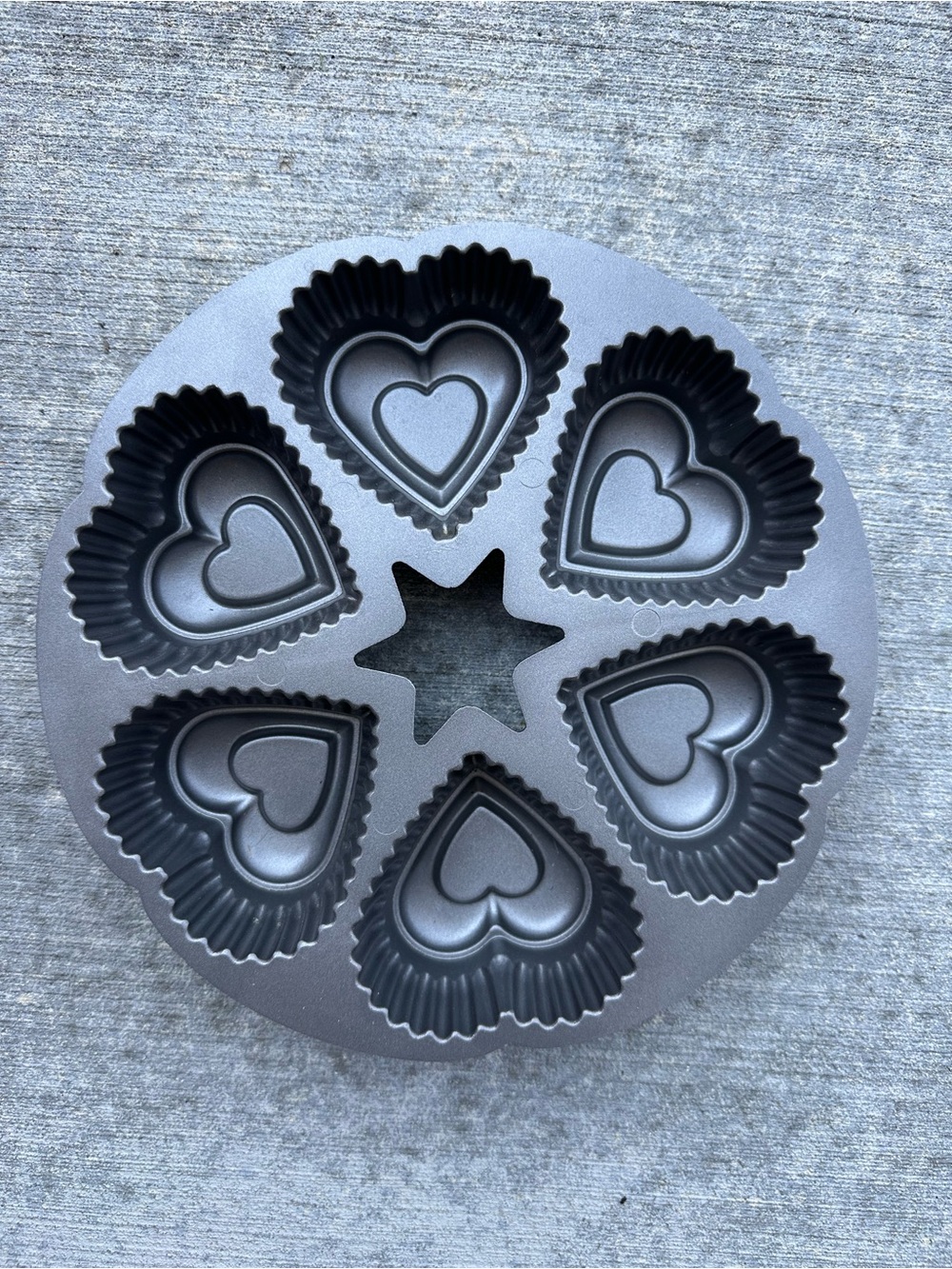 Non-Branded Gray Heart-Shaped Tart Pan - 7-Cavity